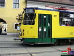 трамвай Татра желтого цвета