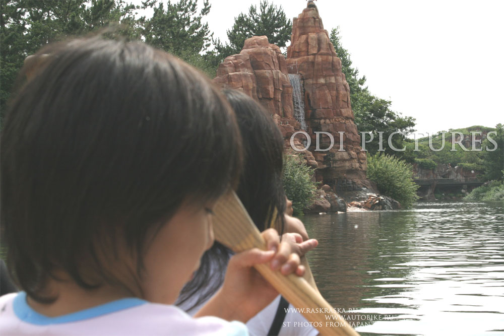 beautiful japan girls in canoe