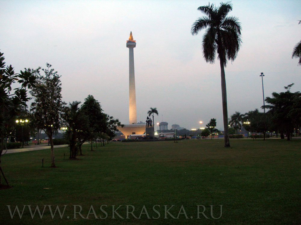 МОНАС Национальный монумент в Джакарте - высота 132 метра и скульптура на верху обелиска более 35 килограммов золота