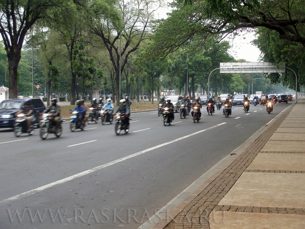 мотоциклисты на улицах улицы в Джакарте