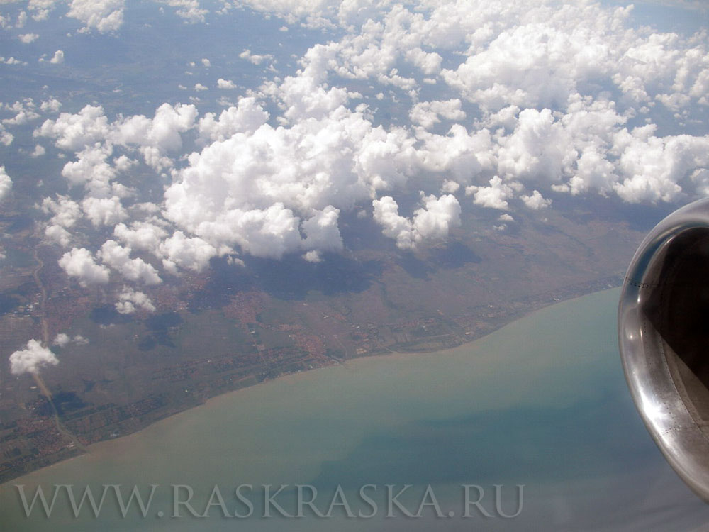 фото турбины самолета в полете над Индонезией