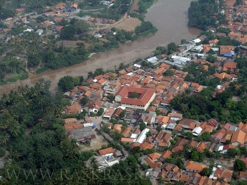 фото последствий наводнения, вызванного цунами в Индонезии