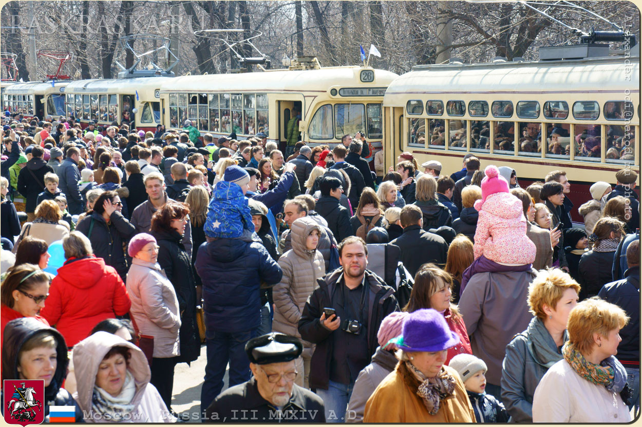 люди на праздновании юбилея московского трамвая